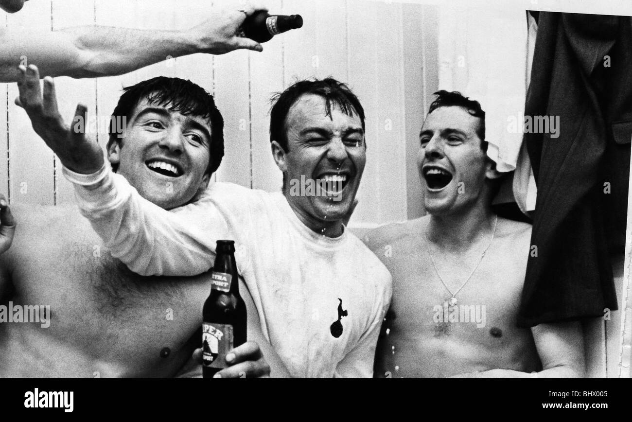 Tottenham Hotspur nach vorn Jimmy Greaves (Mitte) gratulierte von Teamkollegen Terry Venables, links ein Bier trinken, und Mallory Stockfoto