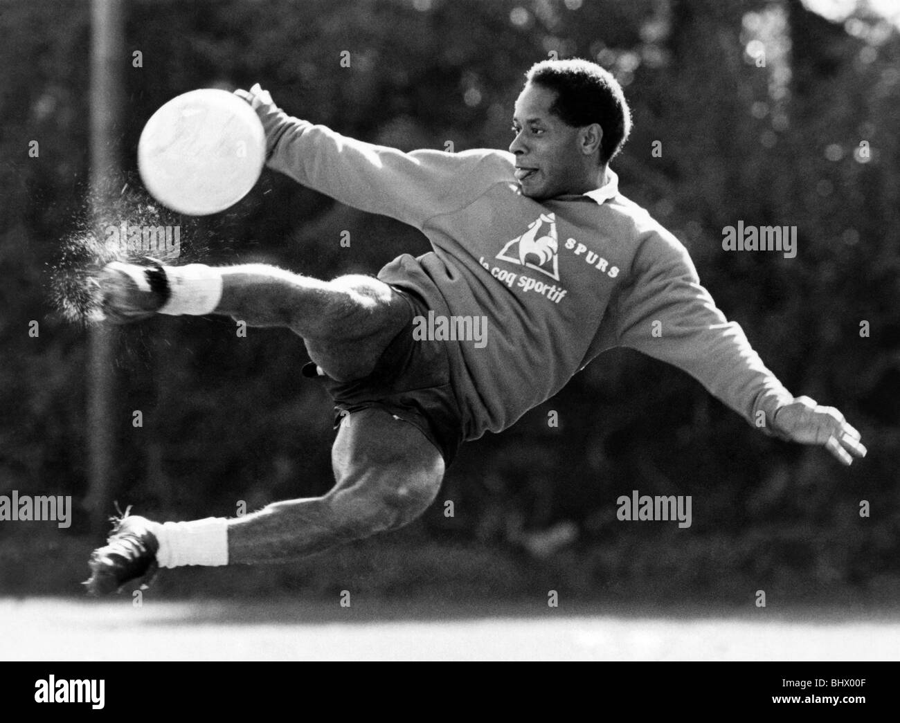 Tottenham Hotspur Spieler John Chiedozie führt einen spektakuläre Scheren Kick im Training.  Oktober 1984 P026430 Stockfoto