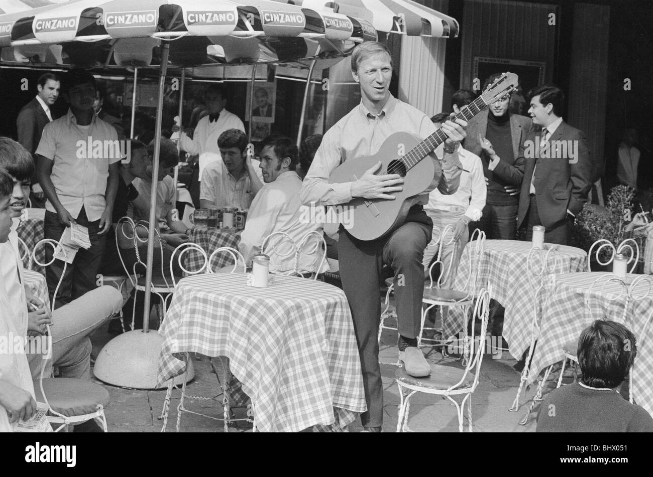 Weltmeisterschaft 1970 in Mexiko. England-Verteidiger Jack Charlton eine Gitarre klimpern, wie das Team in der Zona Rosa Teil herumspazieren Stockfoto