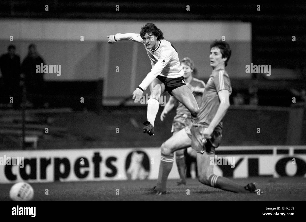 Sport: Fußball: F.A Cup: 3. Runde Replay: Tottenham Hotspur (3) v. Queens Park Rangers (1). Glenn Hoddle in der Luft als er Stockfoto