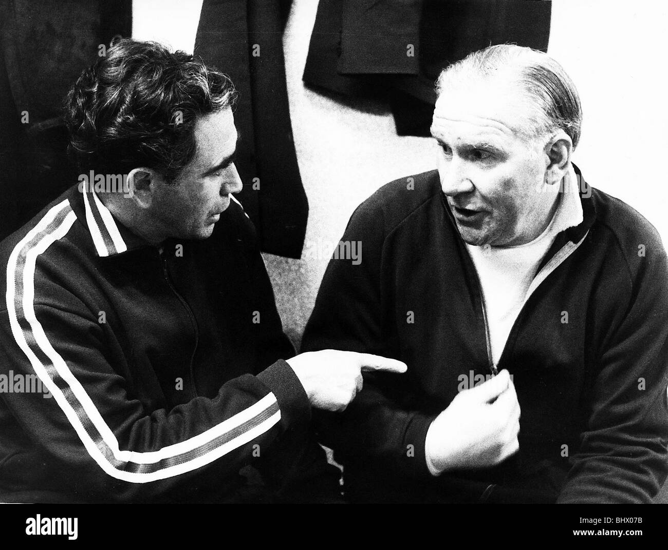 Bill Nicholson (R) Tottenham-Manager im Gespräch mit Dynamo Trainer Alexi Kotrekadze, Dezember 1973. Stockfoto