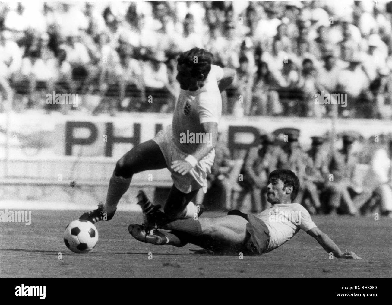 WM 1970 Gruppe C-England 1-Rumänien 0 Alan Mullery von Nunweiller mit zwei footed Herausforderung abgebaut wird. Mexiko Stockfoto