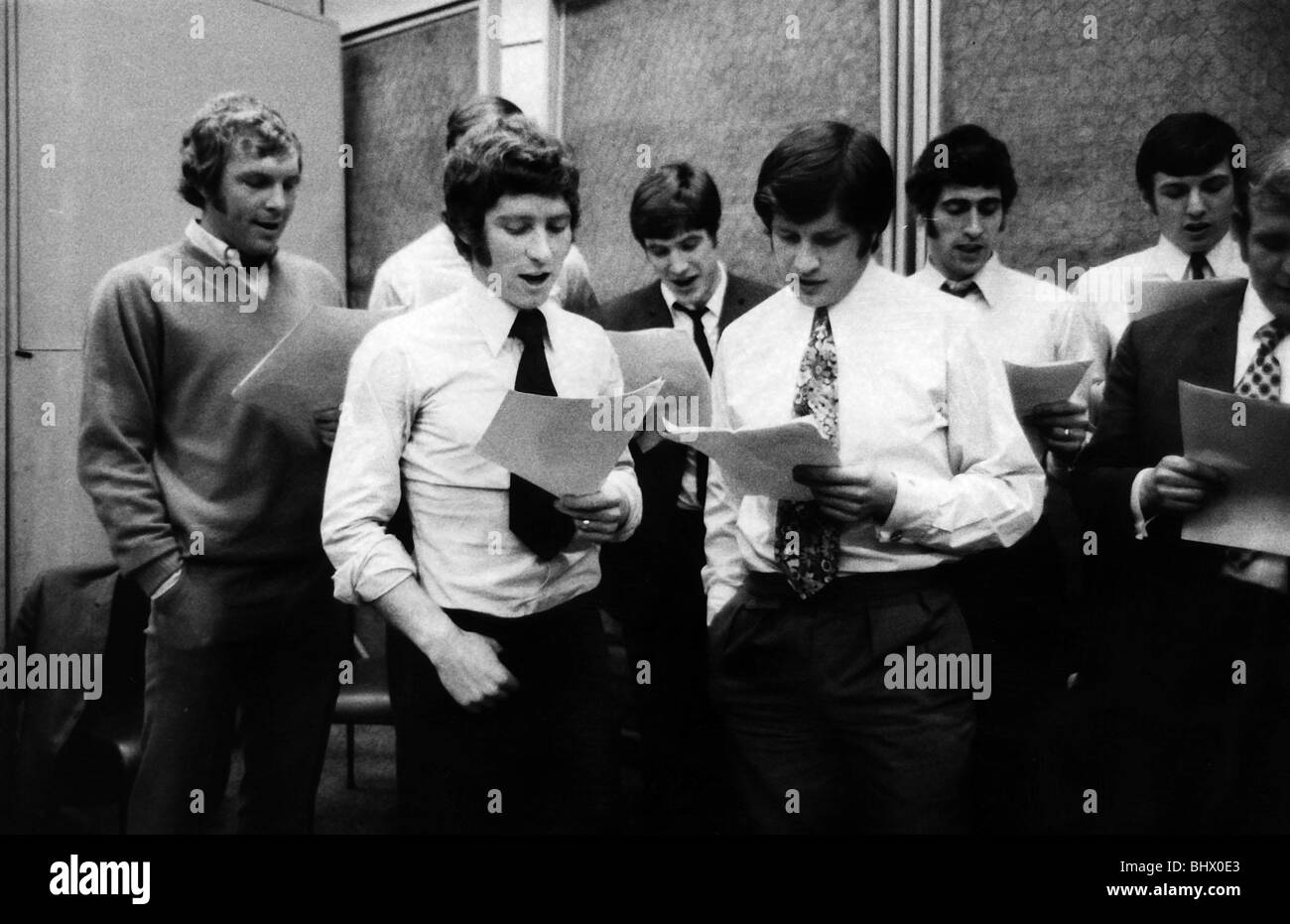 Die 1970 England WM-Kader das Team Lied namens zurück nach Hause L-R: Bobby Moore Alan Ball Emlyn Hughes Norman Hunter Peter Bonetti Martin Peters Februar 1970 Stockfoto