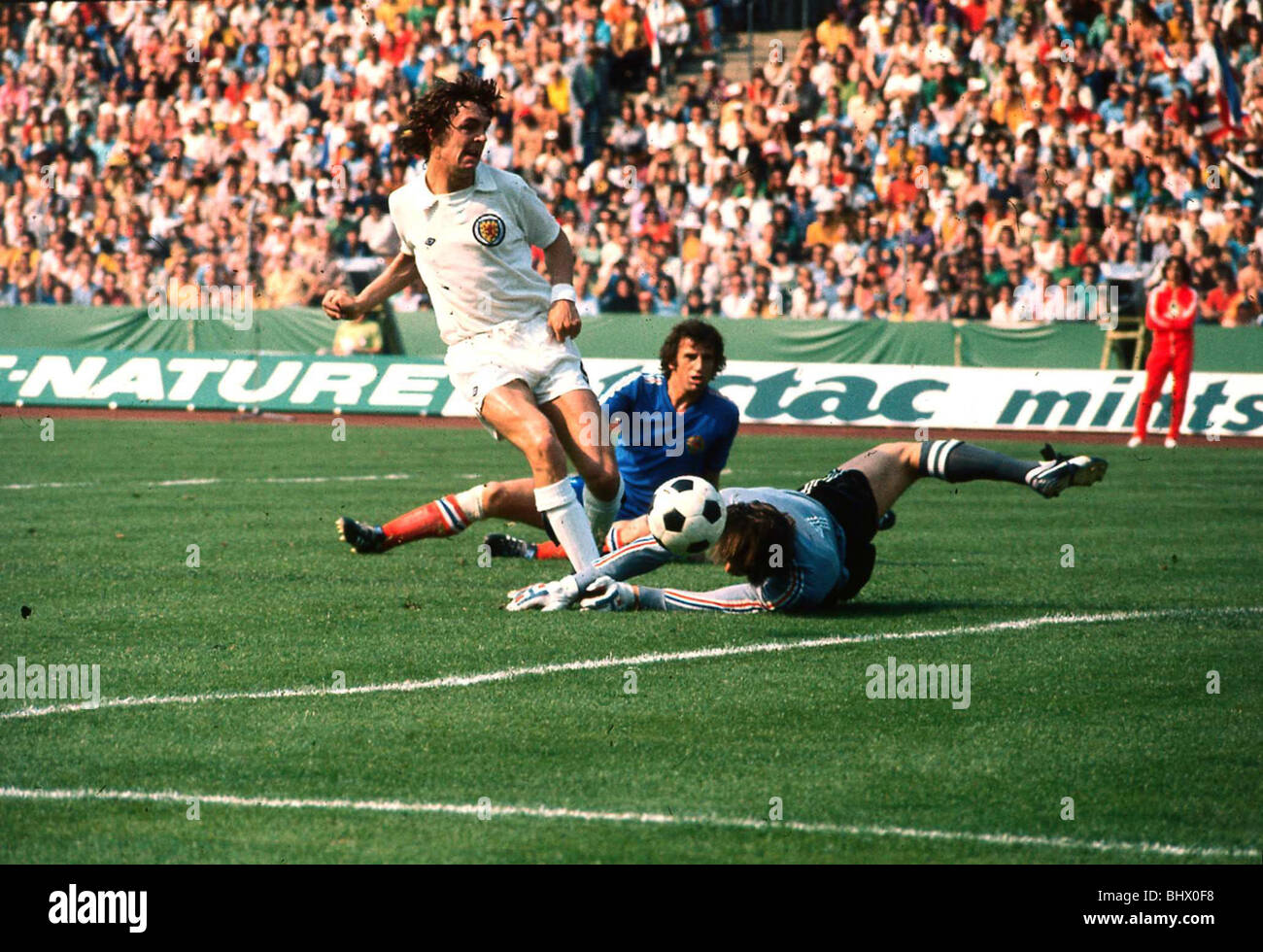 Joe Jordan Scotland Fußballspieler Juni 1974 verpasst Chance gegen Torwart Maric von Jugoslawien World Cup 1974 entsprechen Frankfurt West-Deutschland azsport Stockfoto