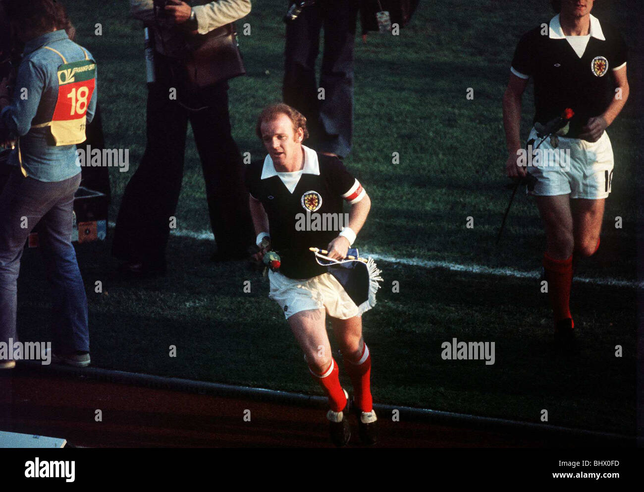 Fußball World Cup 1974 Schottland 0 0 Brasilien in Frankfurt Scottish Football Kapitän Billy Bremner Tonhöhe nach Spiel ablaufen Stockfoto