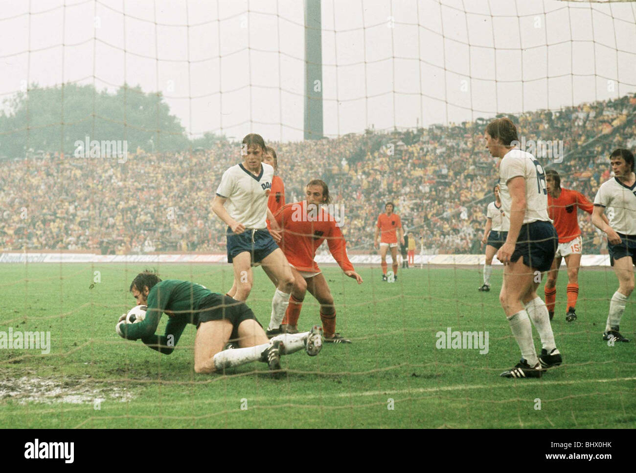 Ostdeutschland V Holland World Cup 1974 Fußball Croy-Torwart am Boden machen speichern Stockfoto
