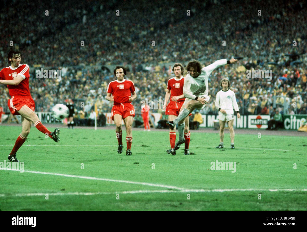West-Deutschland / Polen World Cup 1974 Fußball Overath für Ziel schießen Stockfoto