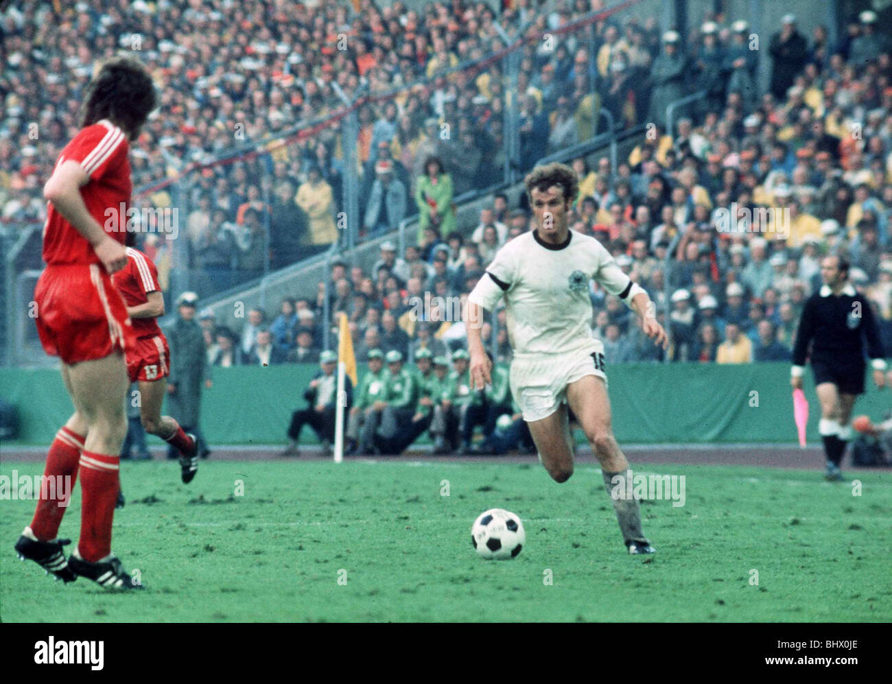 West-Deutschland / Polen World Cup 1974 Fußball Bonhof von Westdeutschland Stockfoto
