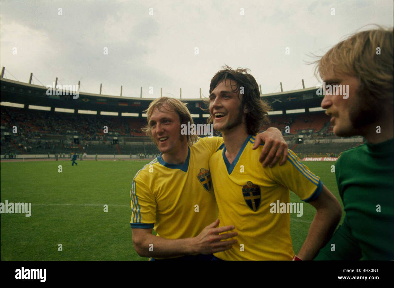 World Cup 1974 Schweden 3 Uruguay 0 Ronnie Hellstrom, (rechts) Ralf Edström (Mitte) und Roland Sandberg nach dem Fink Pfeifen. 23.06.74 Rheinstadions, Düsseldorf Deutschland Stockfoto