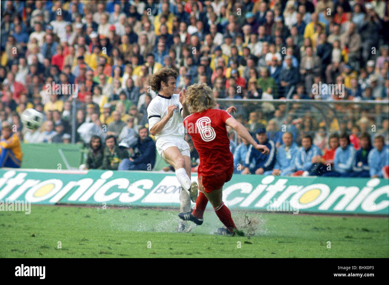 World Cup 1974 W.Germany 1 Polen 0 Jerzy Gorgon (6) Stiefel Kugel in eine 50-50-Herausforderung mit Rainer Bonhof Waldstadion, Frankfurt Stockfoto