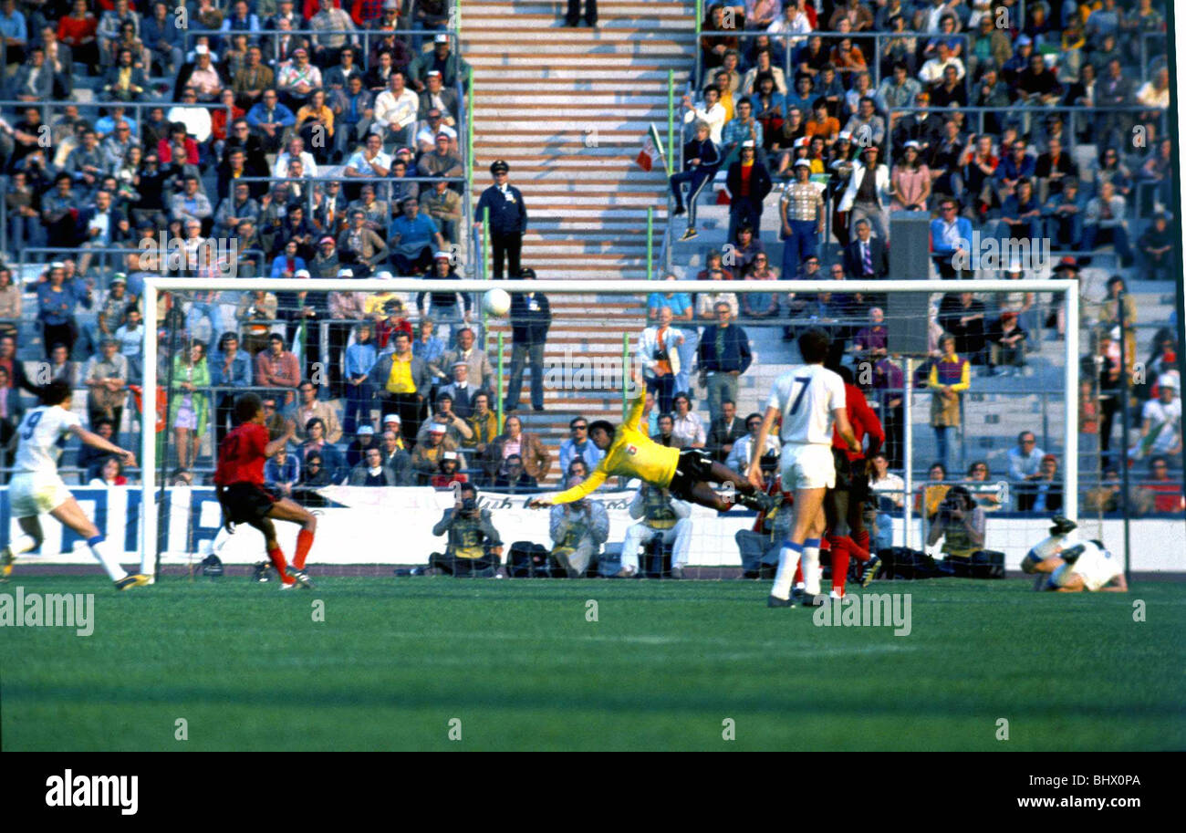 WM 1974 Gruppe 4 Italien 3 Haiti 1 Henry Francillon (Haiti) blockt den Schuß ab Olympiastadion(mün), München Stockfoto