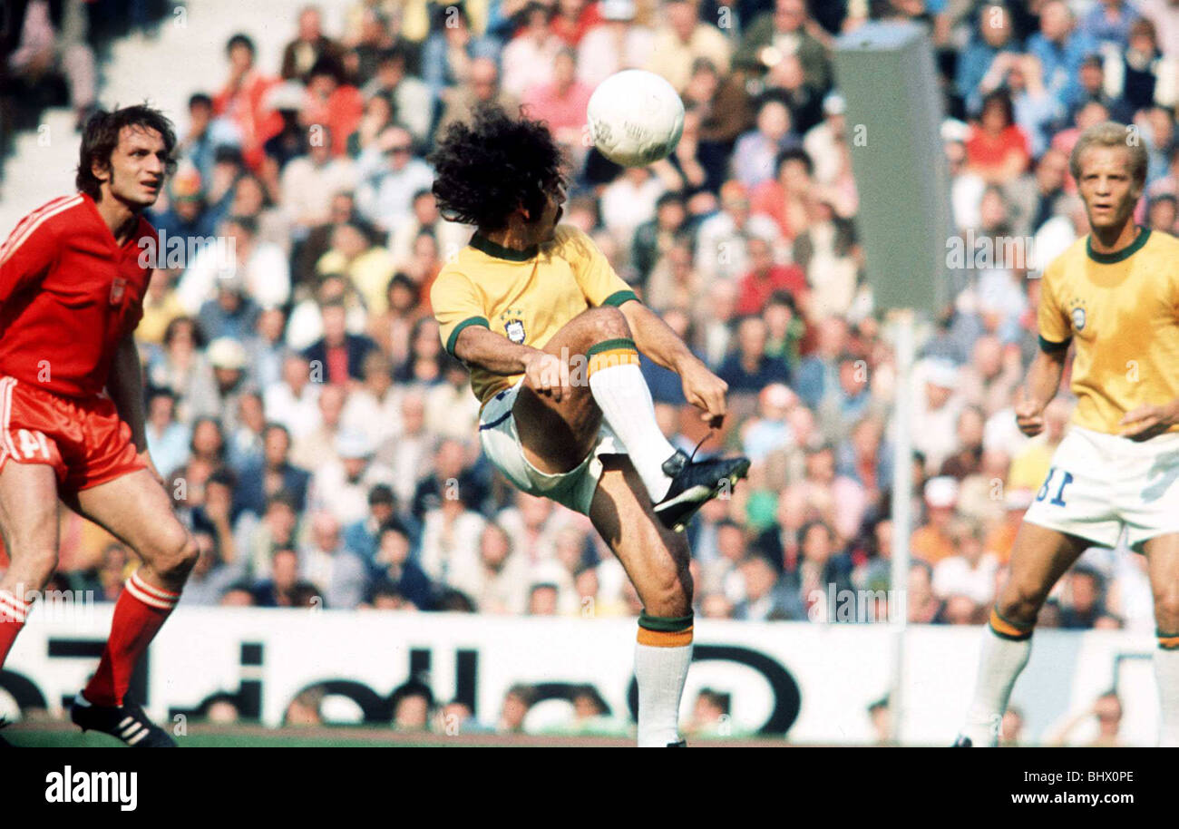 Fußball World Cup 1974 Brasilien 0 Holland 2 bei Dortmund Rivelino leitet den Ball für Brasilien Stockfoto