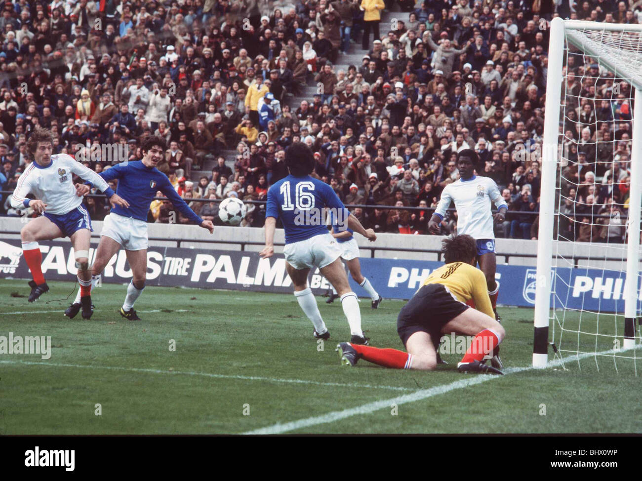 Frankreich / Italien World Cup 1978. Rossi Partituren Italiens erste Ziel Causio 16 Tressor 8 Torhüter Bertrand Demanes auf Boden links Stockfoto