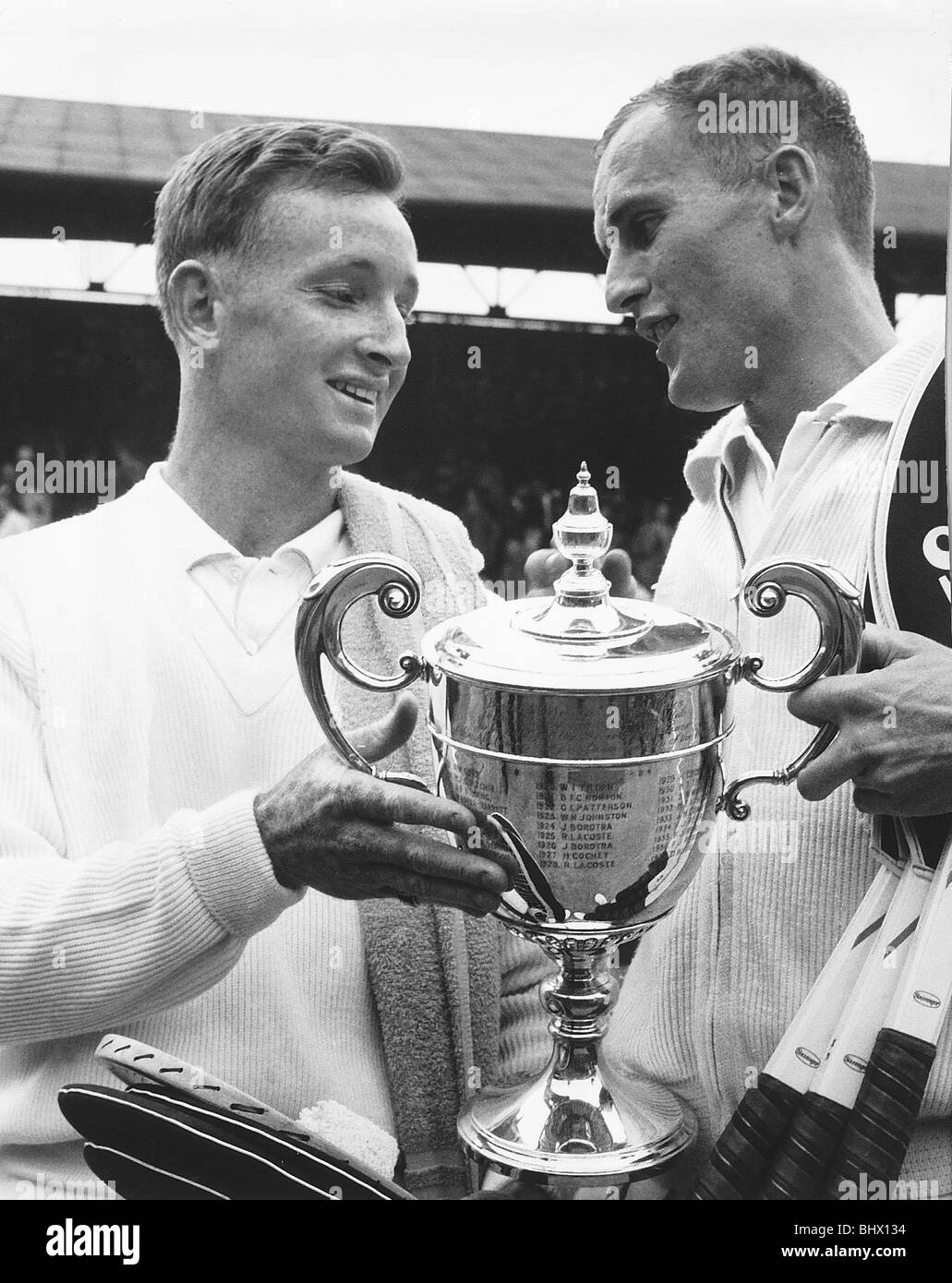 Neale Fraser Herren Einzel-Titel in Wimbledon gewinnt 1960 mit Gegner Rod Laver Holding trophy Stockfoto