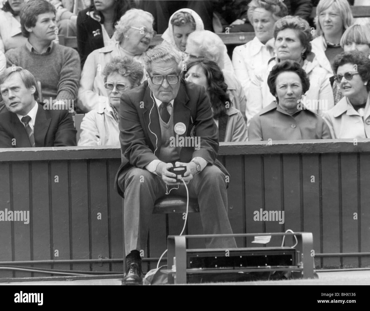 Richter Uhren die neuen Linie elektronische Ausrüstung wie Björn Borg von Schweden während seiner Herren Einzel-Match in Wimbledon dient Stockfoto