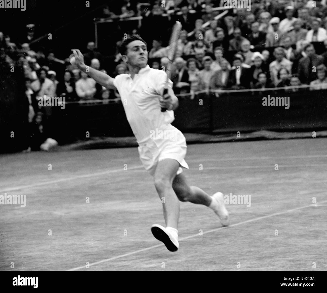 Britischer Tennisspieler John Barrett gegen Ken Rosewall Australiens im Herren Einzel match in Wimbledon. 23. Juni 1956 Stockfoto