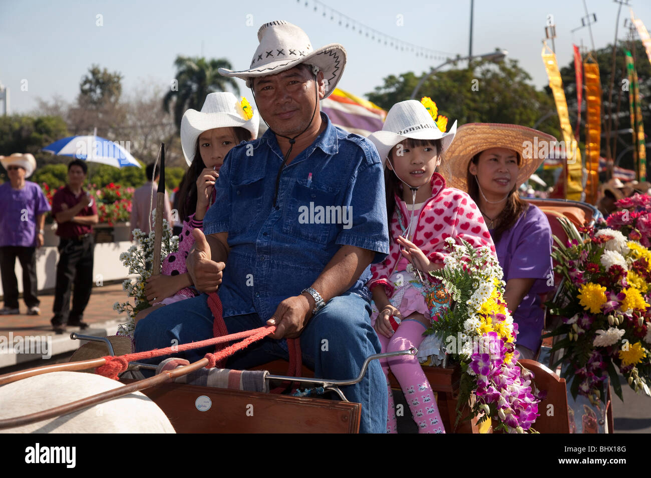 Blumenschau, antike und moderne Floristik bunt dekoriert mit Blumen, Umzug mit Wagen mit bunten Blumen; 34 Chiang Mai Flower Festival. Stockfoto