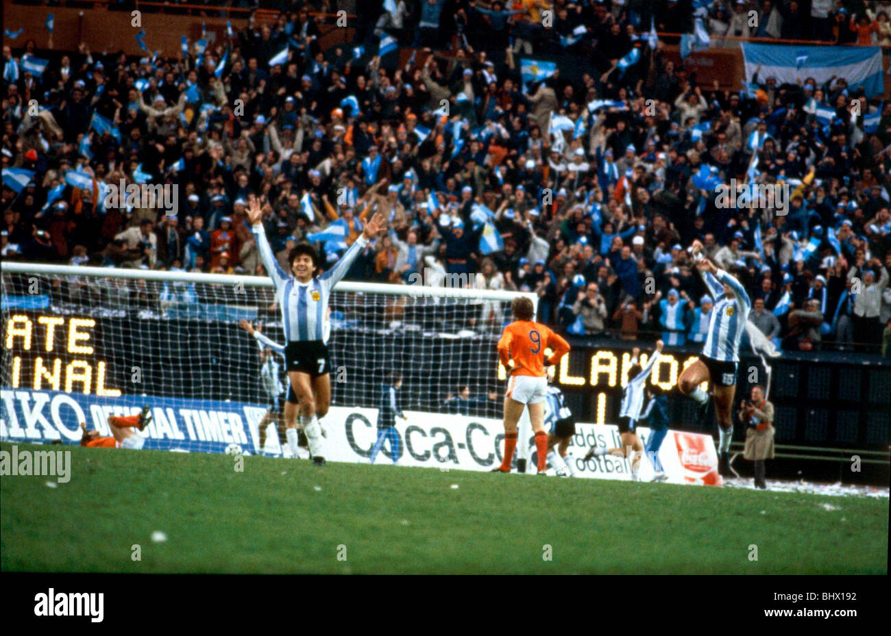 WM 1978 Finale Holland 1 Argentinien 3 nach Verlängerung Luis Galvan wirft  seine Hände in der Luft zur Feier nach Mario Kempes (im Hintergrund)  Partituren. River Plate Buenos Aires Stockfotografie - Alamy