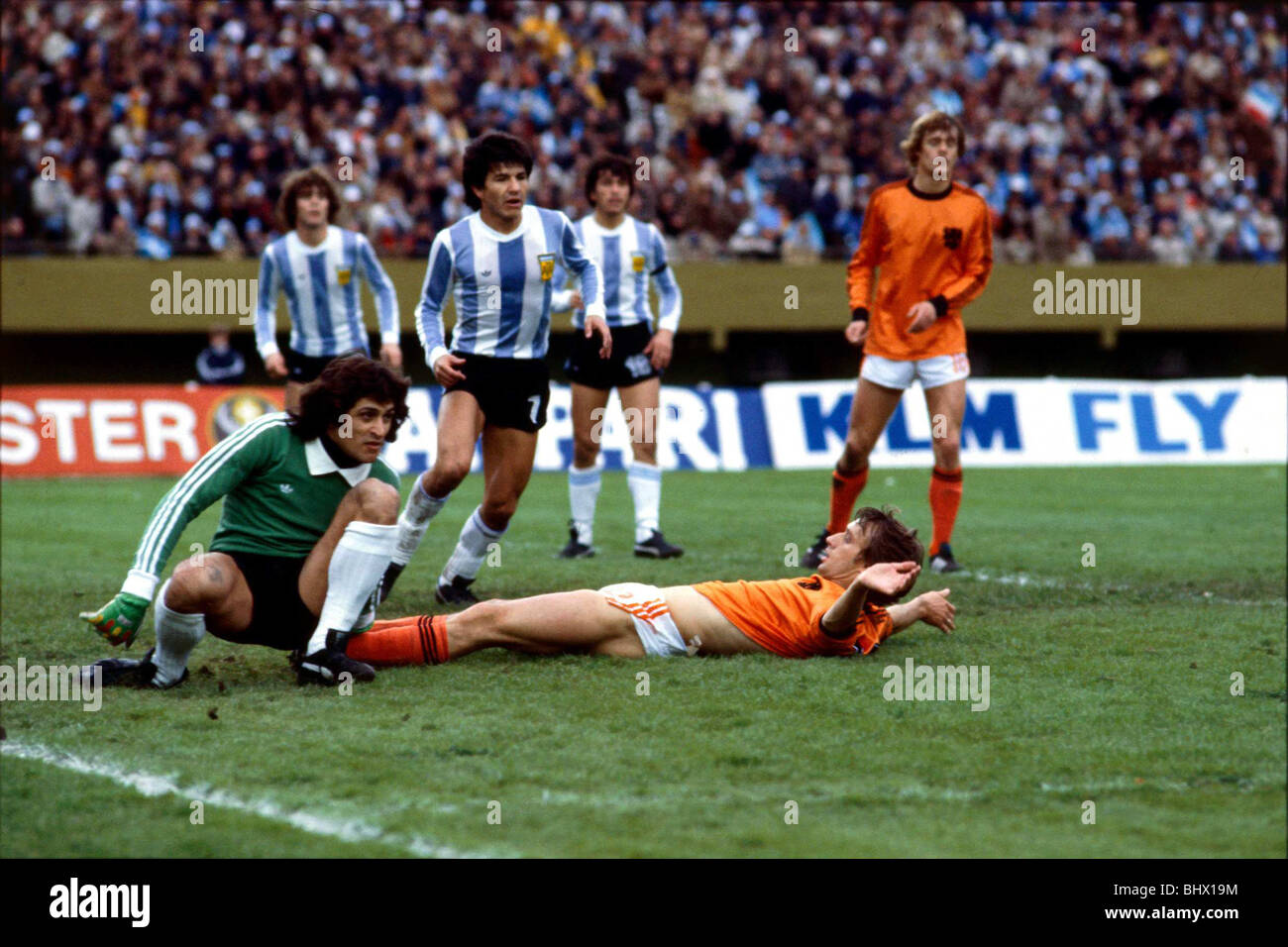 Weltmeisterschaft 1978 Holland 1 Argentinien 3 nach Verlängerung Rob Rensenbrink Streched heraus auf dem Boden nach einem Zweikampf mit Ubaldo Fillol (Torwart) den Ball River Plate Buenos Aires Stockfoto