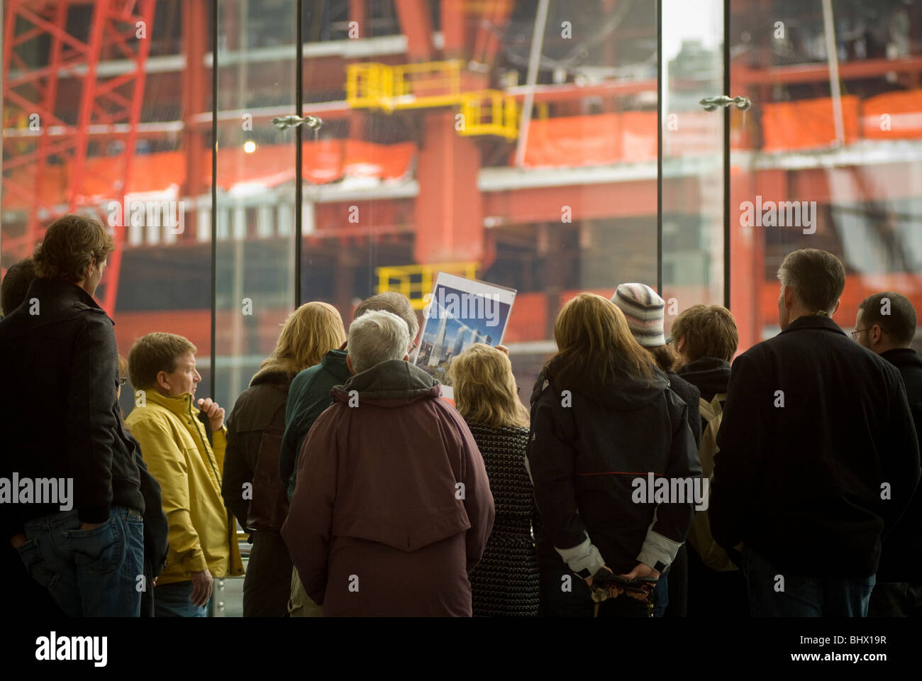 Eine Reisegruppe auf der World Financial Center Ansichten Bau des Freedom Tower am Ground Zero in New York Stockfoto