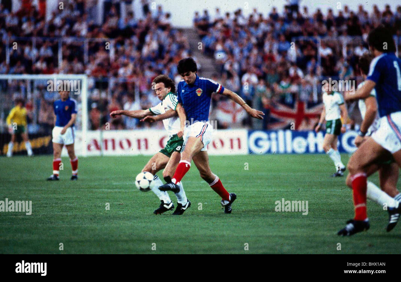WM 1982 Gruppe 5. Nordirland 0 Jugoslawien 0. Martin O'Neill in Aktion für Nordirland. La Romareda, Zaragoza Stockfoto