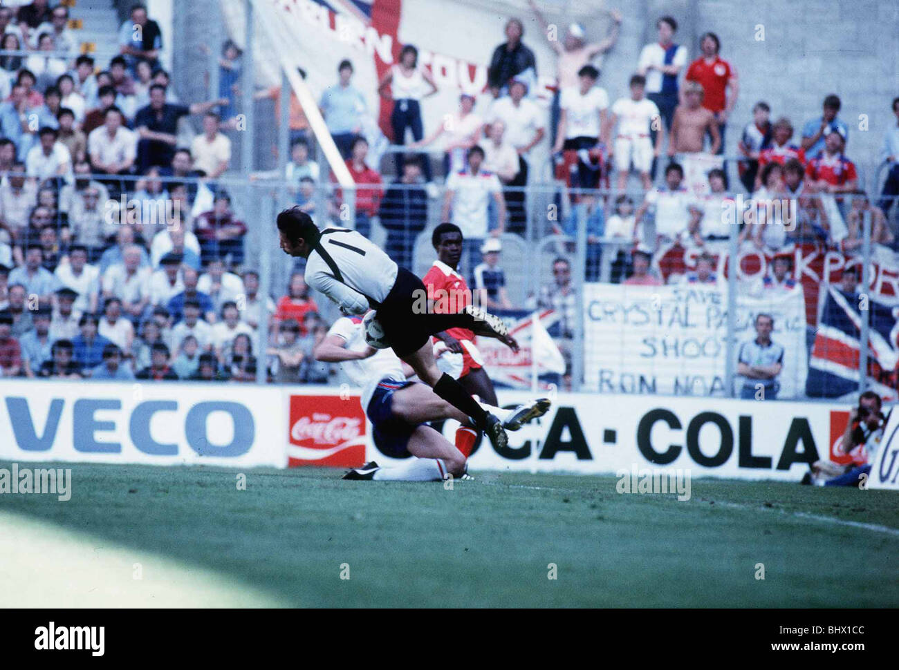 England V Kuwait 1982 WM Kuwait Welttorhüter Ahamd al Tarabulsi rettet den Ball vor ein England-Angriffe Stockfoto