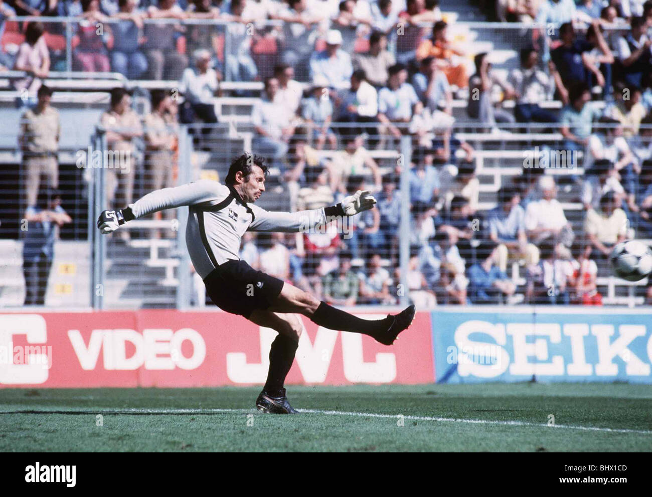 England V Kuwait 1982 WM Kuwait Torwart Ahamd Al Tarabulsi Drop kickt den Ball auf den Parzellen Stockfoto