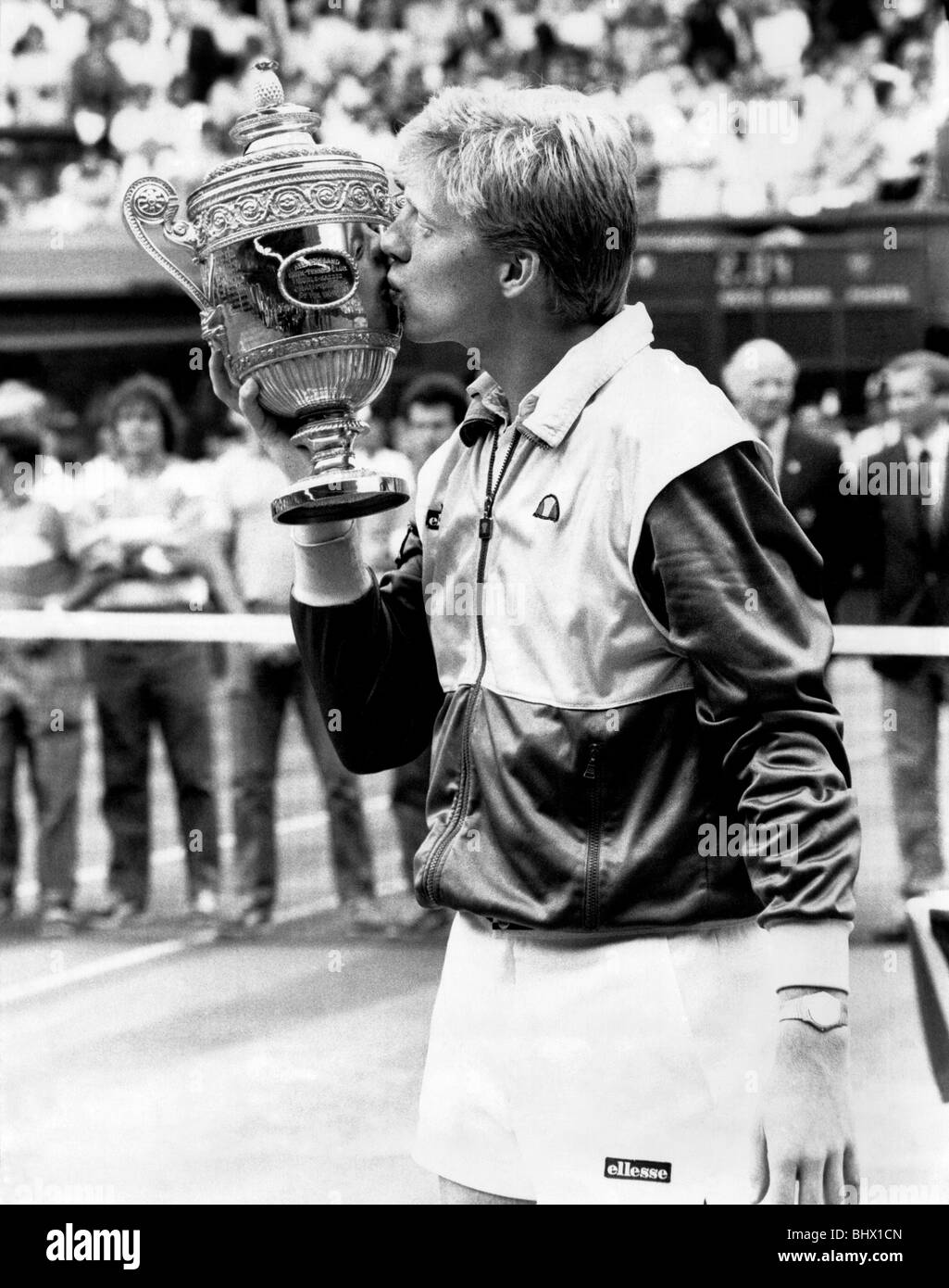 Junge König Boris Becker pflanzt ein Smacker auf die Meisterschale und setzt seine Liebesaffäre mit Wimbledon. Juli 1986 Stockfoto