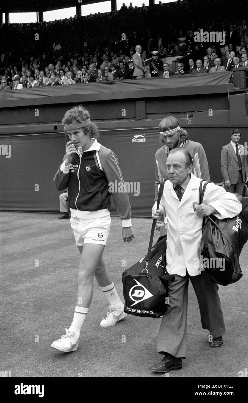 Wimbledon Tennis: Herren Finale 1981: John McEnroe ist auf dem Centrecourt von einem Portier trägt seine Schläger und Sport begleitet Stockfoto