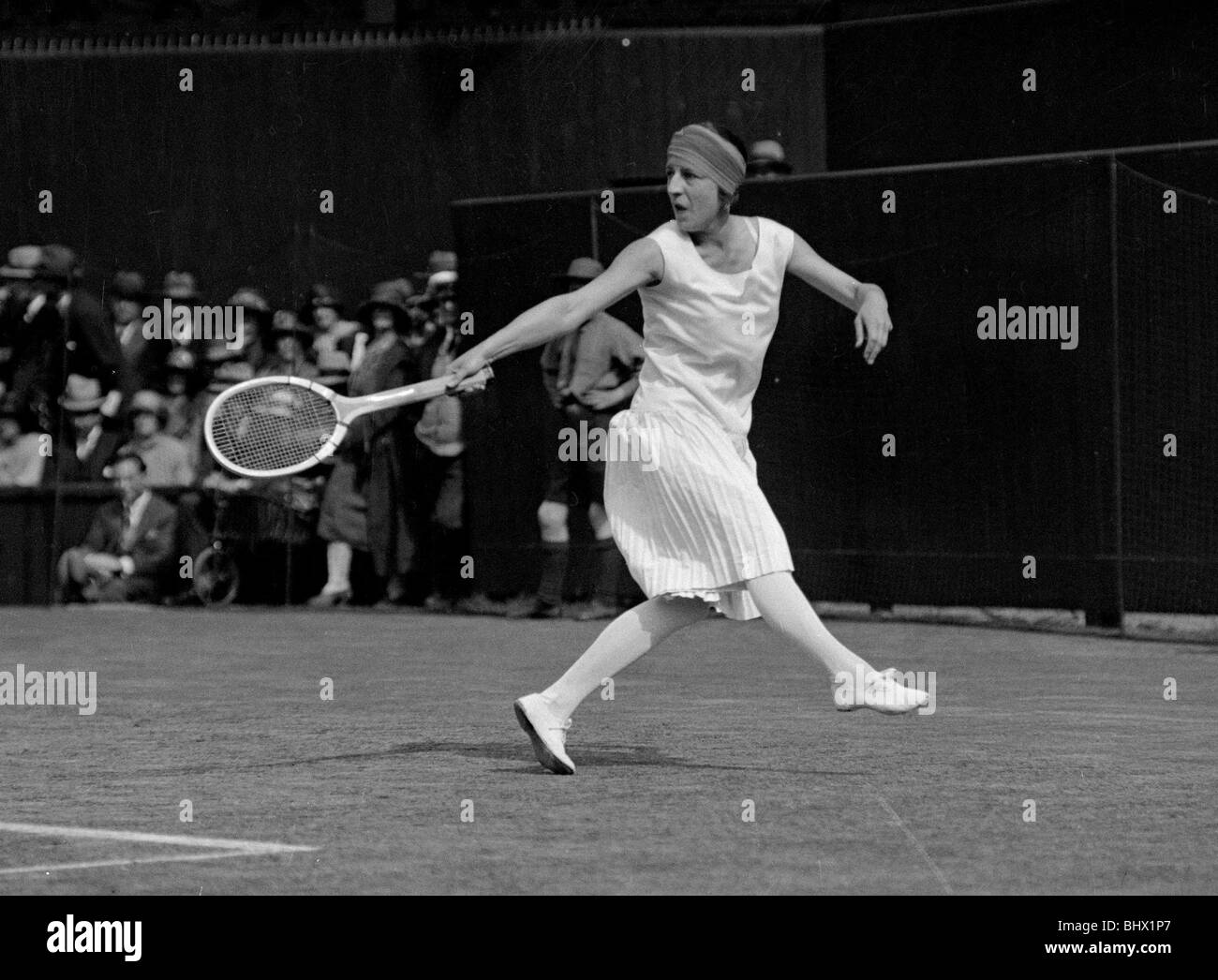 Suzanne kehrt eine Rückhand an der 1925 Wimbledon Tennis Championships Stockfoto