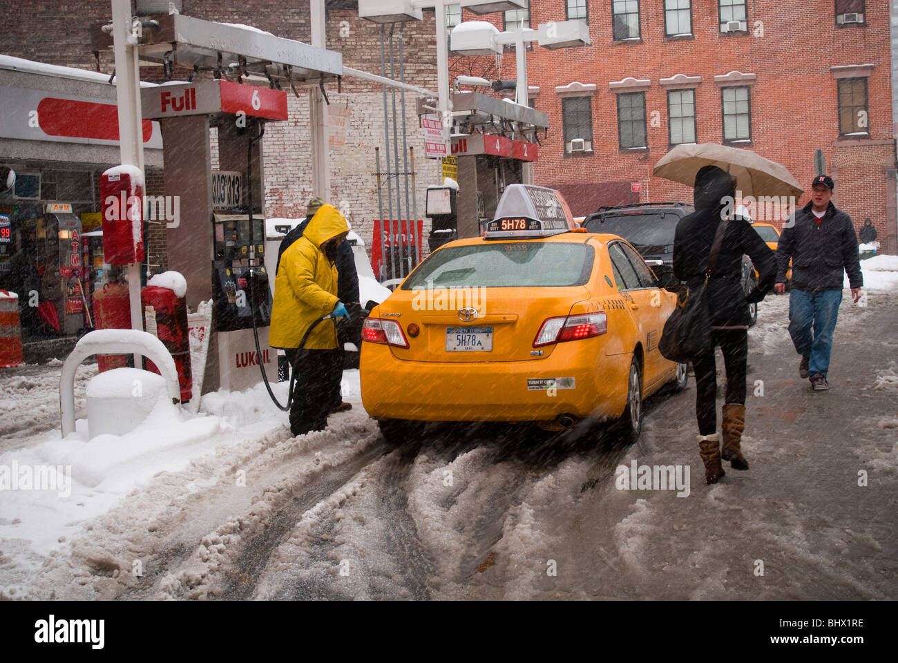 Taxis und andere Fahrzeuge gas an der Lukoil Tankstelle in Greenwich Village in New York Stockfoto
