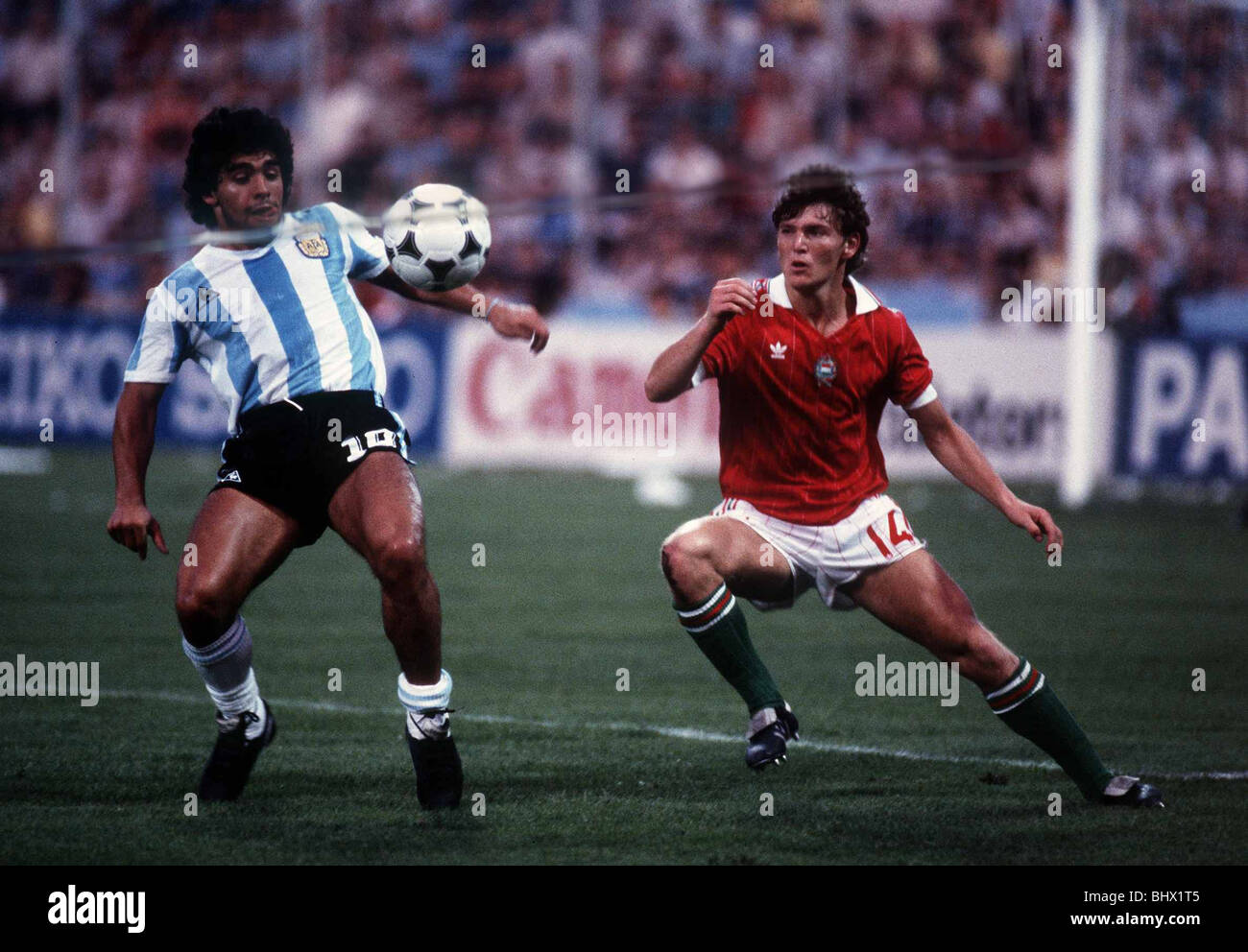 Argentinien V Ungarn WM 1982 Fußball Maradona und Sallai Stockfoto