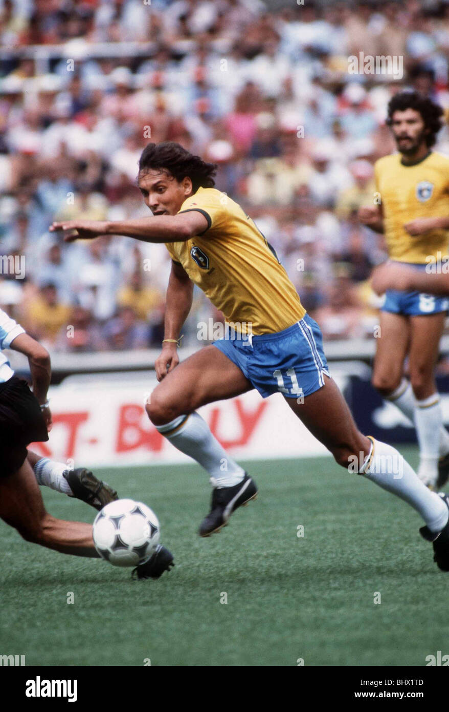 Brasilien WM 1982 Fußball Argentinien V Brasilien Eder Stides weiterleiten für Brasilien Stockfoto