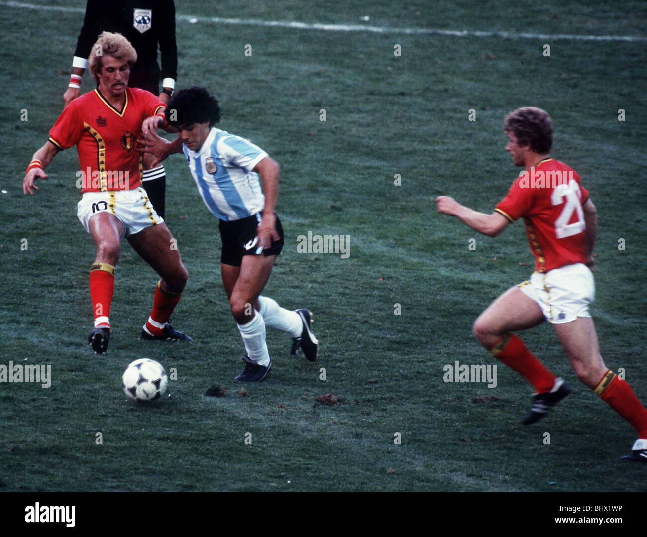 Argentinien V Belgien WM 1982 Fußball Diego Maradona versucht, seinen Weg vorbei Ludo Coeck schieben Stockfoto