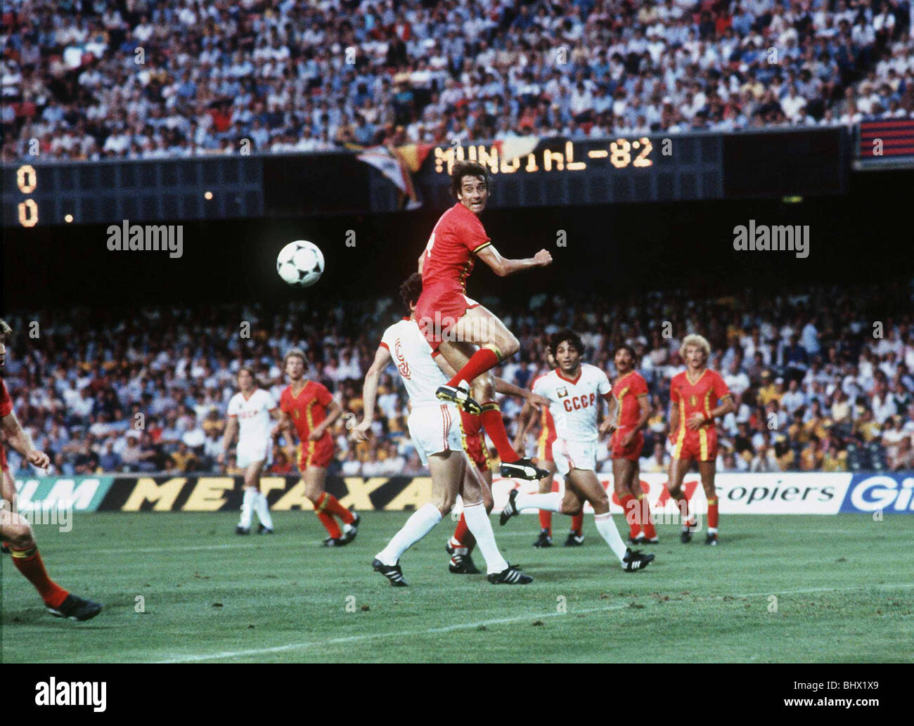 World Cup 1982 Belgien 0 UdSSR 1 Belgien ein weiteres sowjetischen Angriff auf das Tor abzuwehren Stockfoto