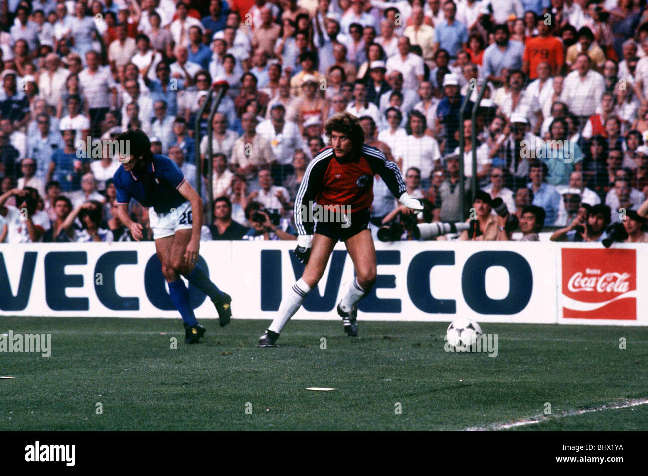 Weltcup-Finale in Spanien Juni 1982 Italien 3 Westdeutschland 1 Harald Schumacher deutschen Torhüter und Paolo Rossi neben Eckfahne Stockfoto