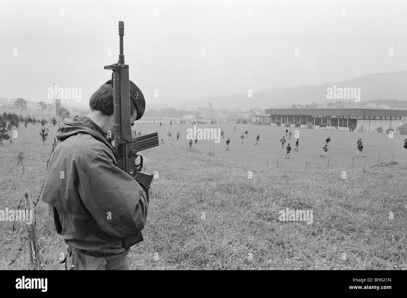 1982 World Cup-Finale Gruppe vier entsprechen in Bilbao, Spanien. England 3 V Frankreich 1. Ein spanische Wachmann mit Maschinengewehr bewaffnet Stockfoto