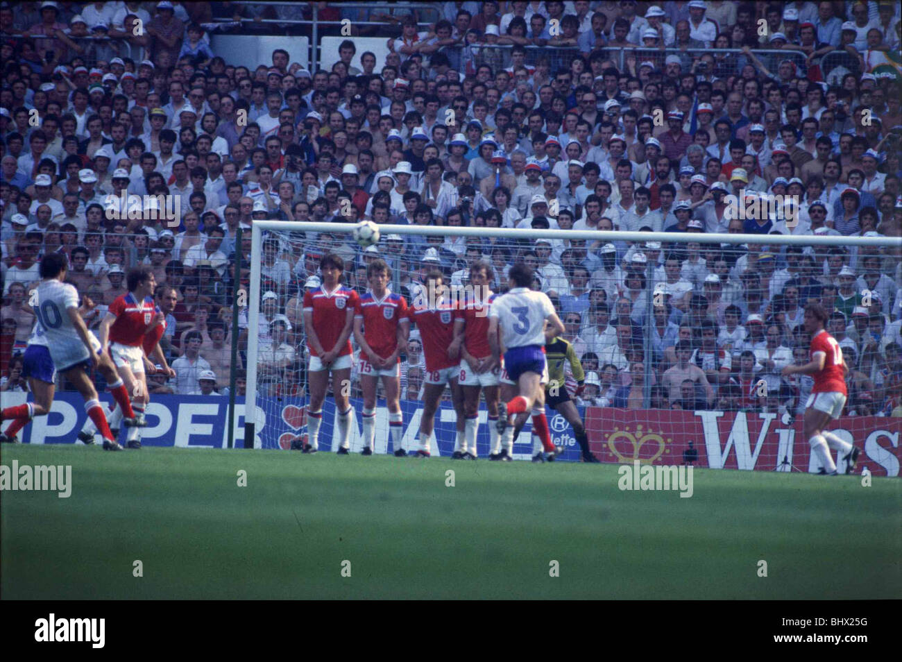 WM 1982 Gruppe 4 England 3 Frankreich 1 Michel Platini (10) Versuche, einen Freistoß über die Mauer in England zu locken. © Mirrorpix Stockfoto