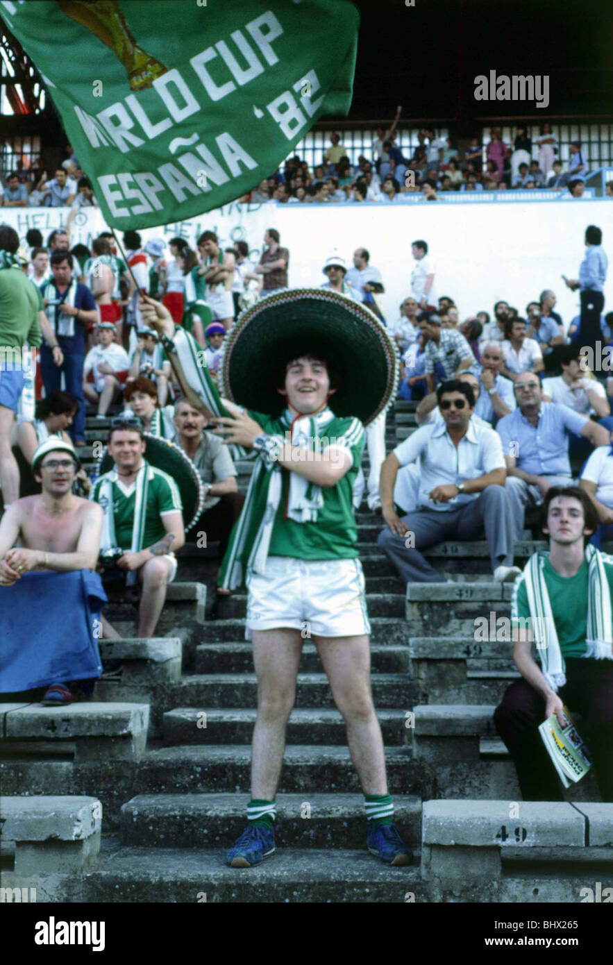 World Cup 1982 N. Irland Fan "Wellenlinien" Flagge © Mirrorpix Stockfoto