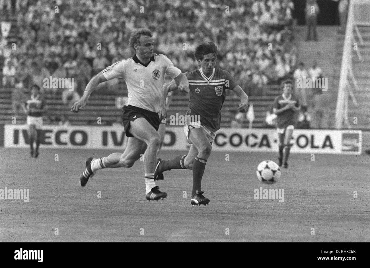 Paul Mariner und Hans Pieter Briegal beim World cup 1982 Deutschland England 0 0 Stockfoto