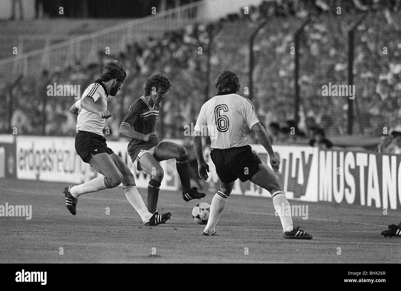 Graham Rix steuert den Ball während der WM 1982 England 0 Deutschland 0 Stockfoto