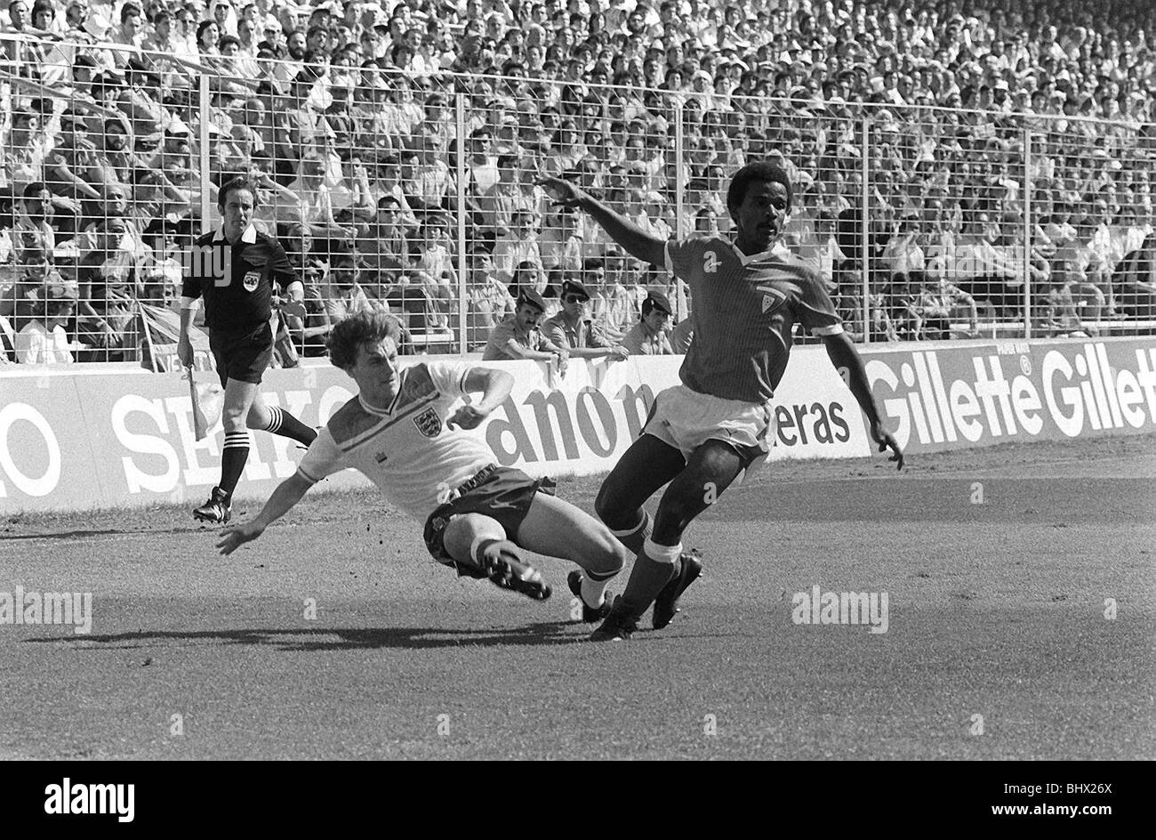 England V Kuwait WM 1982 Steve Coppell bekommt ein Kreuz im Feld Stockfoto