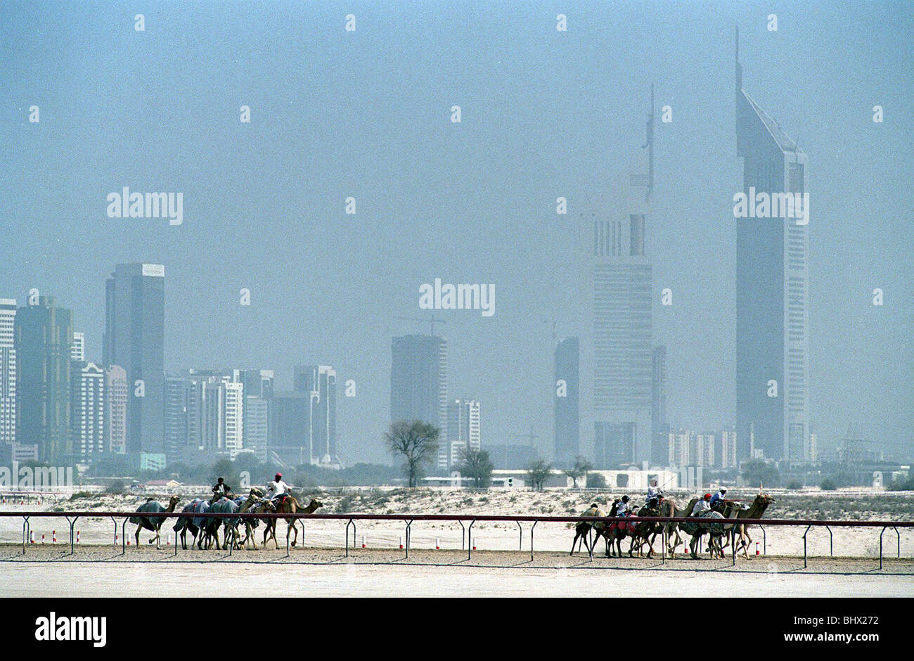 Die ständig wechselnden Skyline des 21. Jahrhunderts im krassen Gegensatz Dubai März 2000 mit der alten Art des Reisens in der Wüste Stockfoto