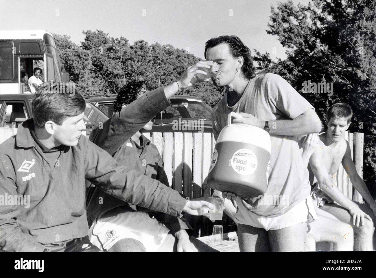 Charlie Nicholas Scotland Team in Mexiko 1986 Graeme Souness hilft Charlie Nicholas bei einem Drink Schottland-internationaler Fußball-Nationalmannschaft WM Mexiko 1986 Trainingseinheit in Santa Fe Stockfoto