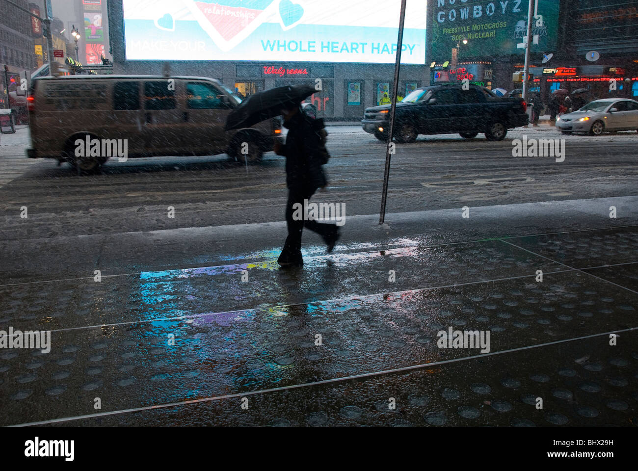 New Yorker und Besucher zu manövrieren durch den Schnee auf dem Times Square in New York Stockfoto