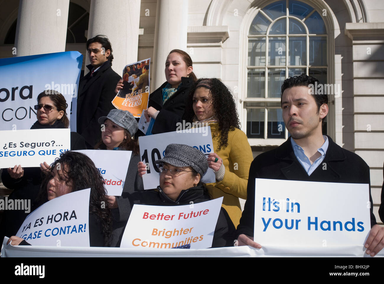 Gemeindeleiter und Klerus zu sammeln, in City Hall in New York zu drängen Latinos zur Teilnahme an der Volkszählung 2010 Stockfoto