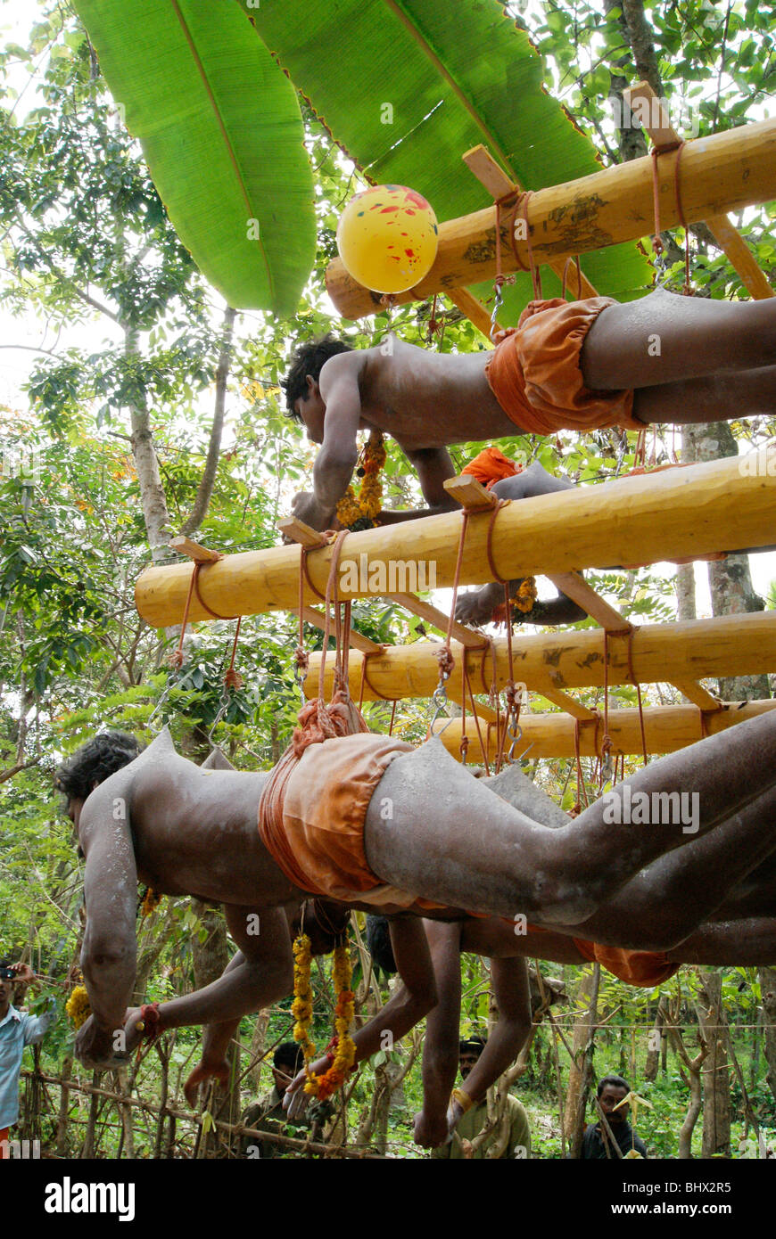 Parava Kavadi Szene von Kerala,India.Hindu Anhängern sind erhängt in eisernen Haken die in durchbohrt sind die ihre Haut. Stockfoto