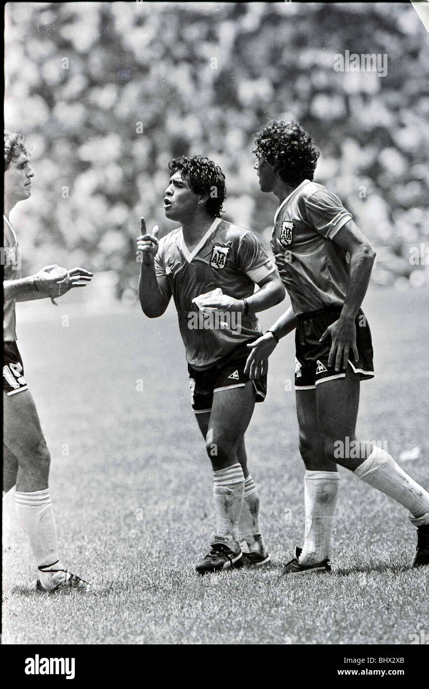 Welt Cup 1986 Viertelfinale England 1 Argentinien 2 Diego Maradona im Gespräch mit Oscar Ruggeri Azteca, Mexiko-Stadt Stockfoto