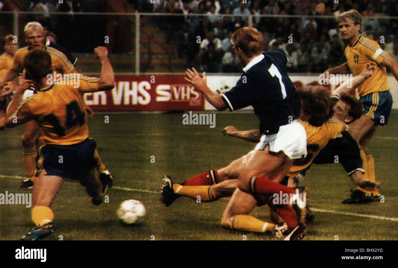 WM Fußball Italien 1990 Gruppe C Schottland 2 Schweden 1 laufen mehrere Spieler den Ball zur gleichen Zeit, in der schwedischen Torraum. Luigi Ferraris, Genua Stockfoto