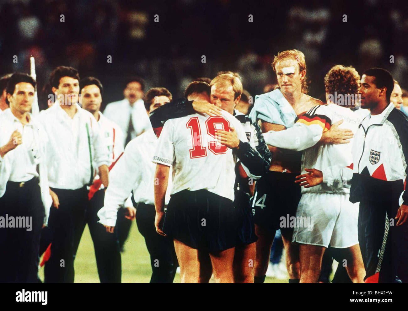 Welt Cup Semi Final 1990 gewann England 1 Westdeutschland 1 Westdeutschland 4: 3 im Elfmeterschießen in Turin Paul Gascoigne (19) Weinen, Chris Stockfoto